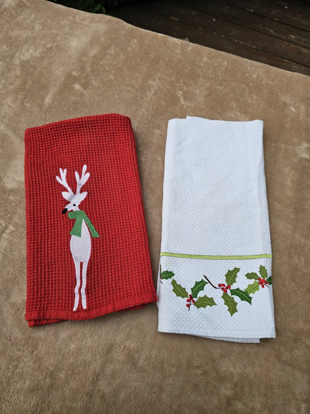 Crate & Barrel. 2 Placemats, 2 Dinner Napkins, 2 Towels. Snowman & Reindeer.